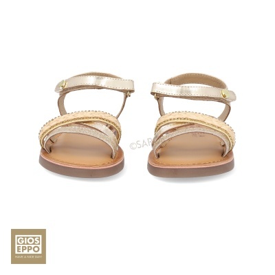 Sandálias douradas femininas com tiras de ráfia e fivela