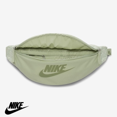 Bolsa tipo pochete verde claro Nike com fecho de correr aberta