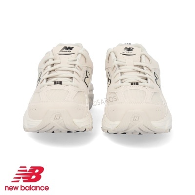 Sapatos desportivos New Balance bege claro em fundo branco