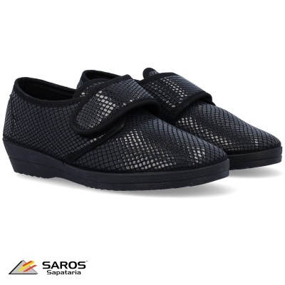Sapatos pretos com textura de escamas e fecho de velcro