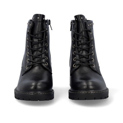Botas pretas de couro com atacadores e tachas vistas de frente
