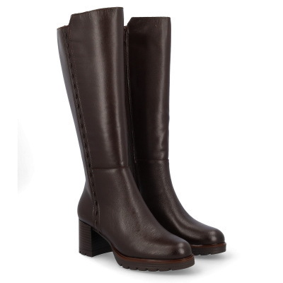 Botas femininas de cano alto em pele castanho escuro com salto médio quadrado.