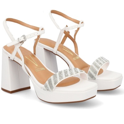 Sandálias brancas de salto grosso com pedras brilhantes e tira no tornozelo