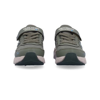 Par de sapatilhas desportivas verdes com sola bege e preta e texto SKECHERS WATERPROOF.