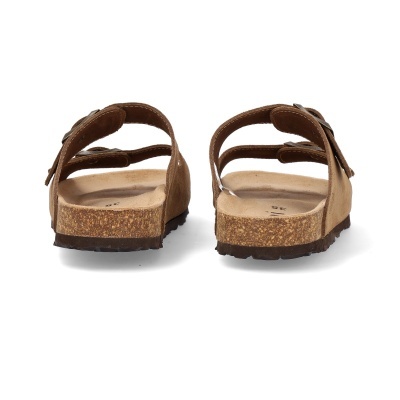 Sandálias castanhas com sola de cortiça vistas de trás sobre fundo branco