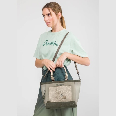 Mulher com t-shirt verde clara e mala bege e verde com texto Classic Beauty