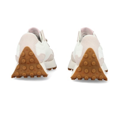 Ténis brancos com sola de borracha castanha vistos por trás