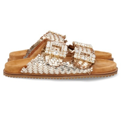 Sandálias abertas femininas prateadas com fivelas decorativas e sola castanha