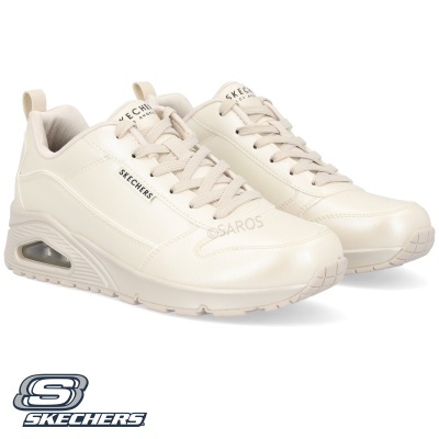 Ténis creme Skechers com sola em relevo e texto lateral