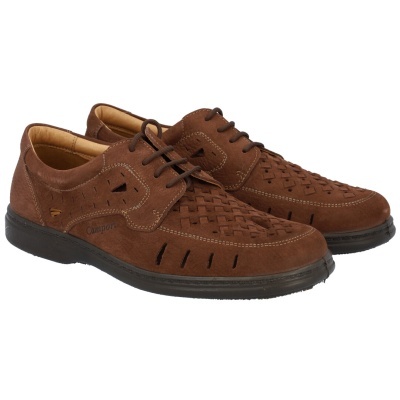 Sapatos castanhos em couro com padrão entrelaçado e sola preta