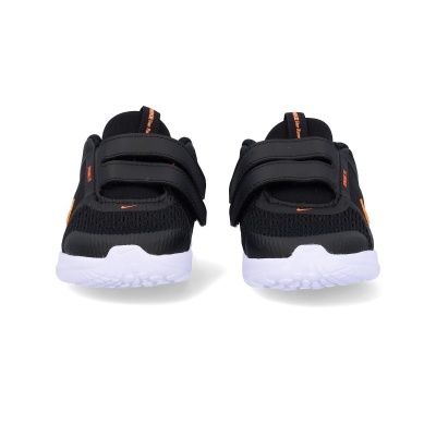 Par de sapatilhas desportivas Nike pretas com detalhes laranja e sola branca vistas de frente