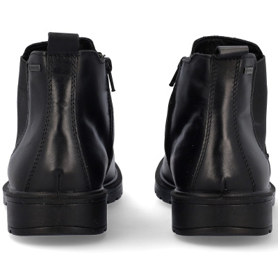 Botas pretas em pele vistas de trás com etiqueta GORE-TEX