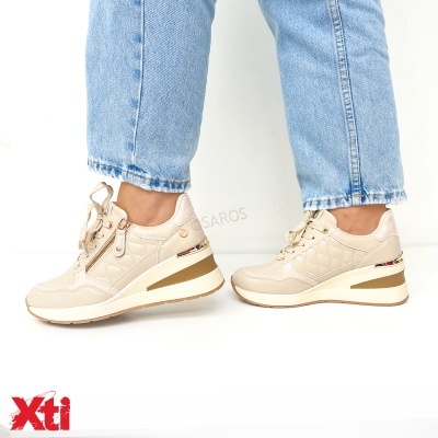 Ténis bege matelassê com detalhes metálicos e fecho de correr lateral