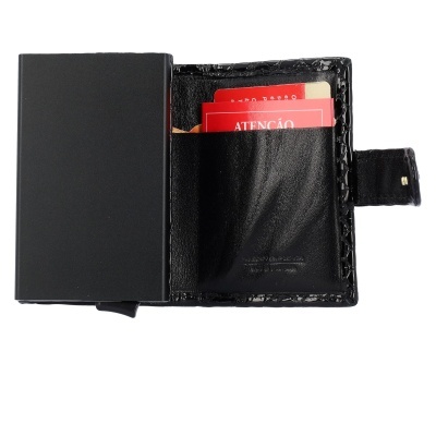 Carteira preta de couro aberta com cartões vermelhos visíveis