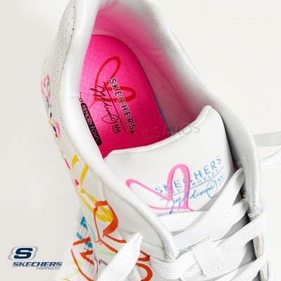 Tênis branco Skechers com detalhes coloridos e interior rosa.