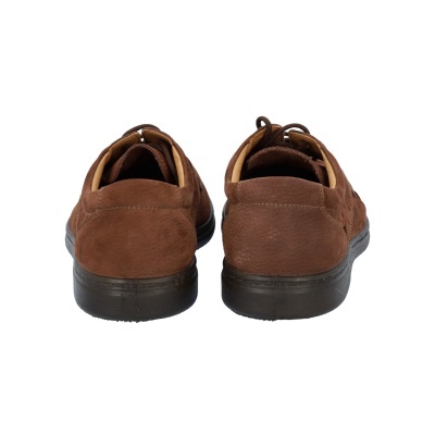 Sapatos castanhos em couro com sola preta vistos de trás