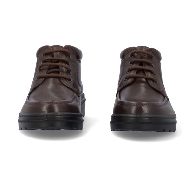 Sapatos marrons de homem com atacadores e sola preta vistos de frente