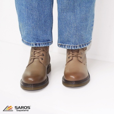 Botas castanhas de couro com atacadores