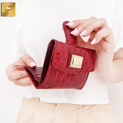 Carteira vermelha em pele com padrão crocodilo e fecho dourado