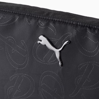 Bolso ou saco preto com padrão de letras e logo Puma metálico prateado