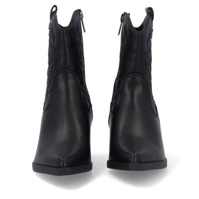 Botas pretas de cano médio em pele com padrão decorativo