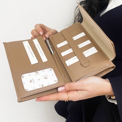 Carteira castanha em pele com compartimentos para cartões e documentos