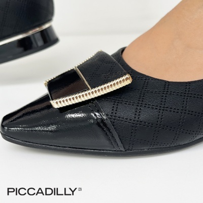 Sapato preto feminino com bico fino em verniz e fivela dourada