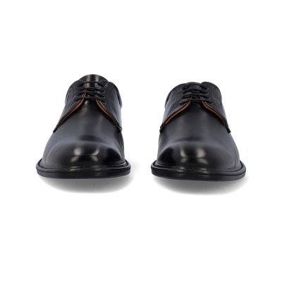 Sapatos de couro pretos com atacadores em fundo branco