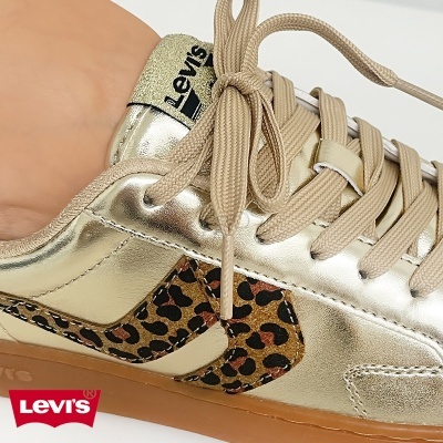 Ténis dourados Levi's com padrão animal print e atacadores beges