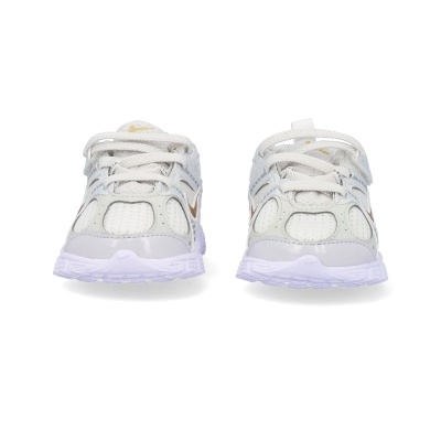 Sapatilhas desportivas brancas com detalhes dourados