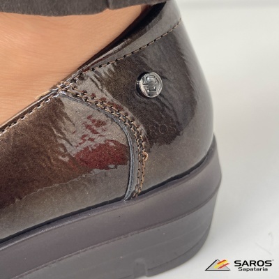 Calçado de verniz castanho escuro com botão metálico e sola preta