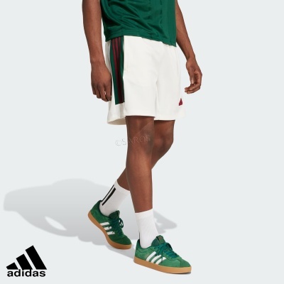 Calções de desporto brancos com riscas verticais vermelhas e verdes na lateral, sapatilhas verdes Adidas e meias brancas