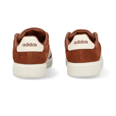 Sapatilhas adidas castanhas de camurça vista de trás com sola e detalhe branco no calcanhar
