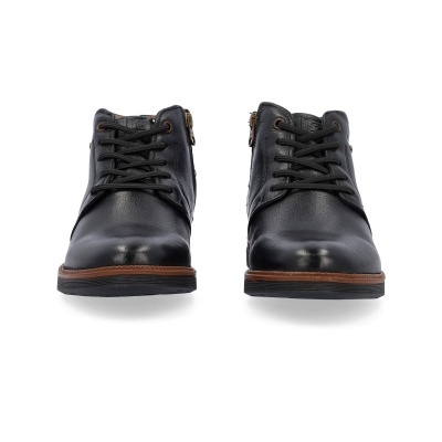 Par de botas masculinas pretas em couro com atacadores e sola castanha