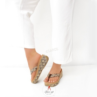 Chinelos femininos com padrão animal print dourado e base texturizada castanha