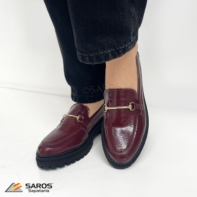 Sapatos em verniz vinho com sola preta e fivela dourada