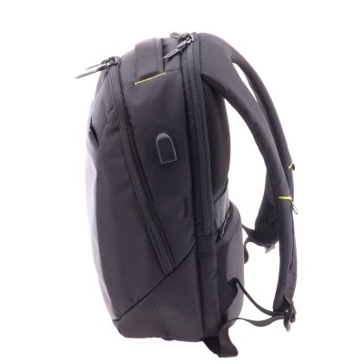 Mochila preta com várias divisórias e entrada para USB vista de lado