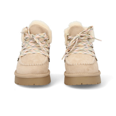 Botas de pele camurça bege com atacadores coloridos pastel e forro de pelo sintético.