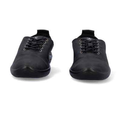 Par de sapatos pretos com atacadores em fundo branco