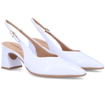 Sapatos brancos de salto médio grosso com tira traseira ajustável e fivela dourada