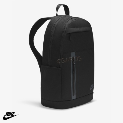 Mochila preta Nike com bolso frontal e alças acolchoadas