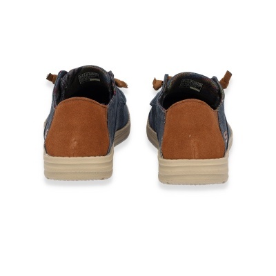 Ténis masculinos azuis com camurça castanha e sola bege vistos de trás