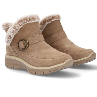 Botas castanhas de camurça com pelo sintético e fivela decorativa.