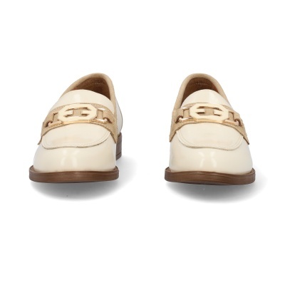 Mocassins femininos bege claro com fivela dourada e detalhe em camurça