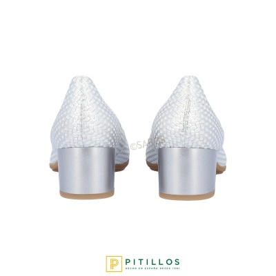 sapatos femininos brancos texturizados com salto médio prateado