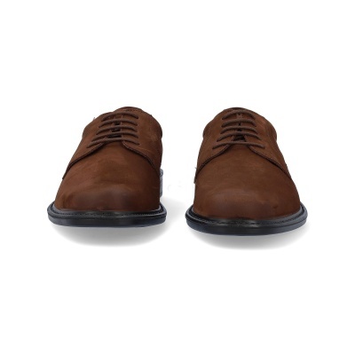 Sapatos de pele castanha com sola preta sobre fundo branco