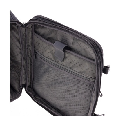 Interior de mochila cinzenta com compartimentos e etiqueta com texto.