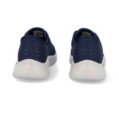 Par de sapatilhas desportivas azuis vistas por trás com sola branca em fundo branco