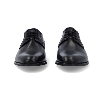 Par de sapatos pretos de couro com atacadores.