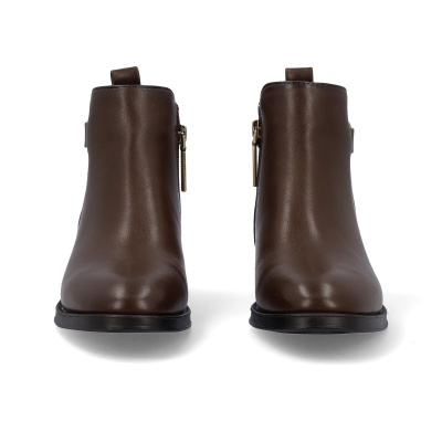Par de botins em pele castanha escura com fecho lateral dourado